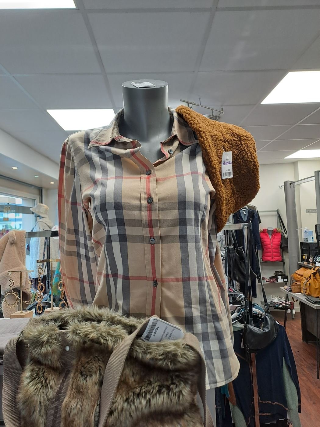 Chemise à carreaux et bob en fausse fourrure
