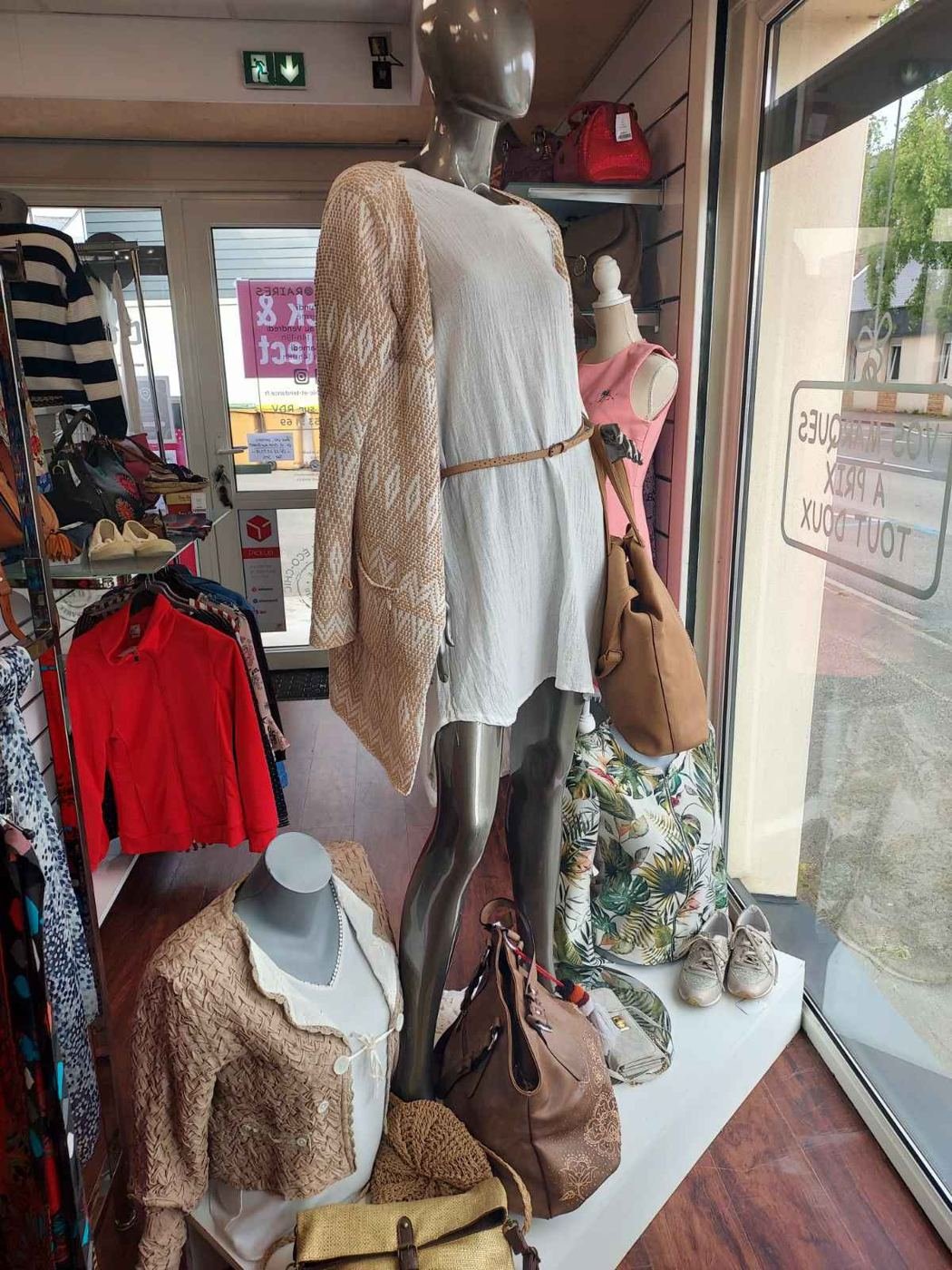 Tenue à pois et sac en cuir