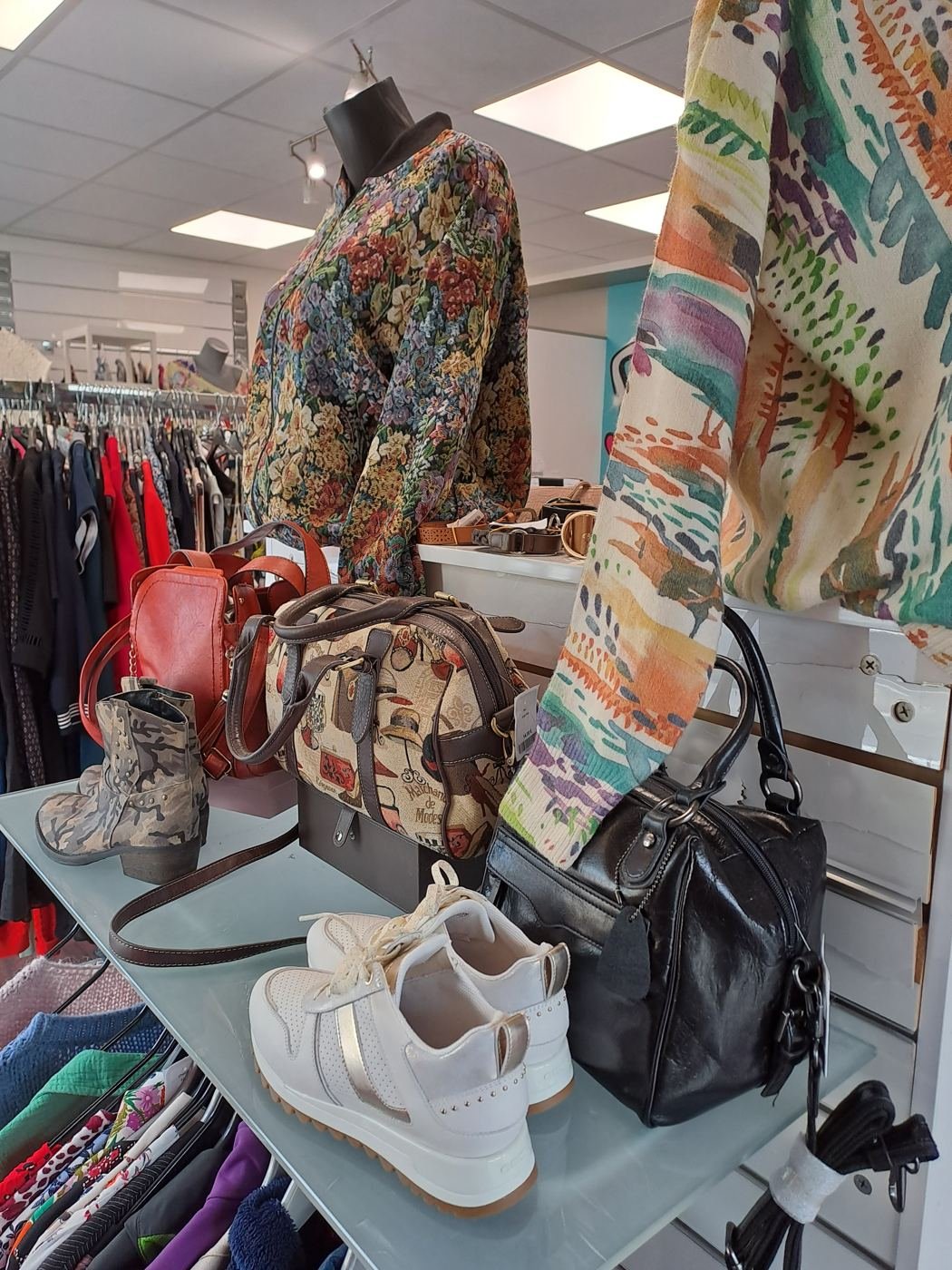 Veste fleurie et sacs