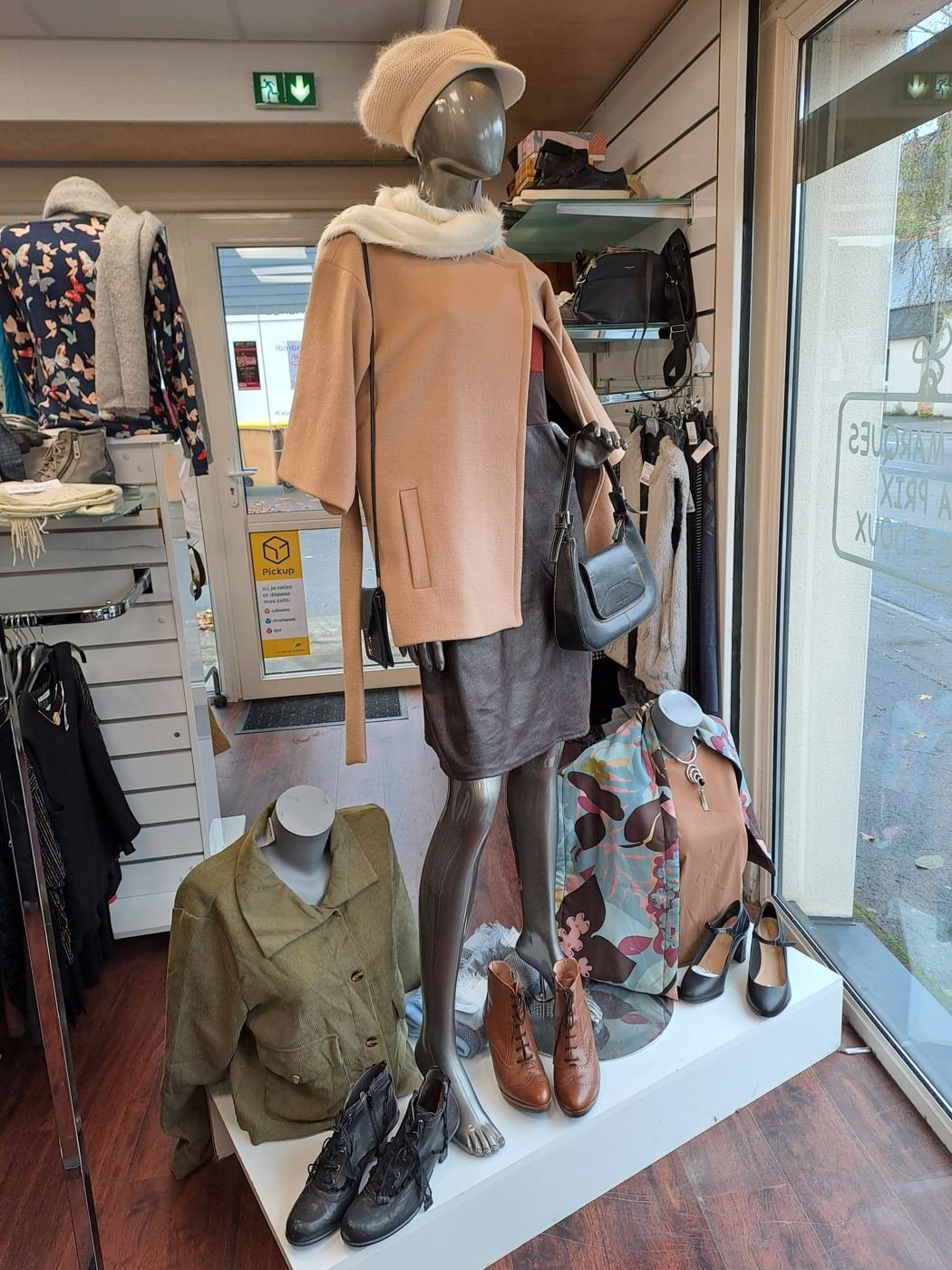 Manteau beige et veste kaki en vitrine