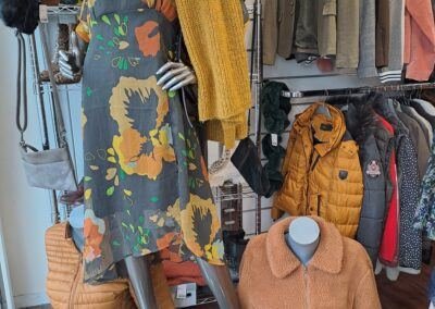 Robe fleurie, doudoune et veste teddy