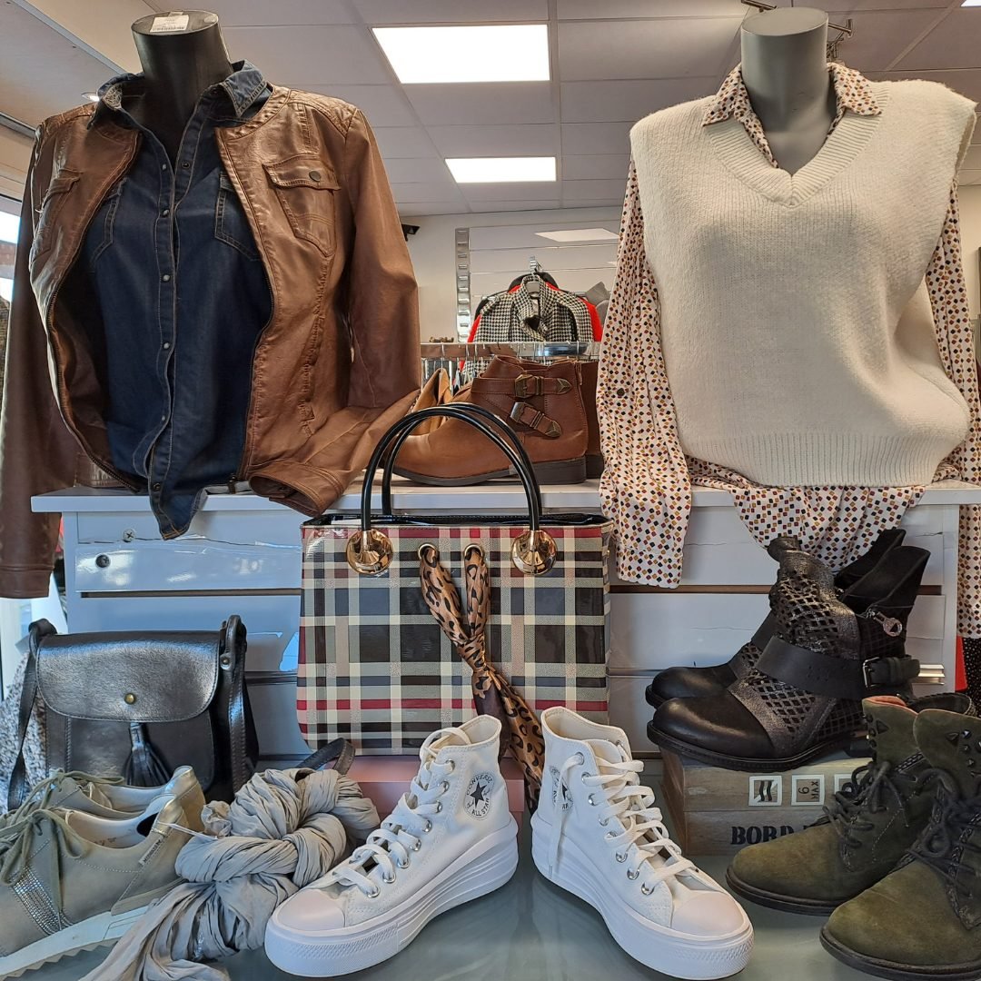Veste en cuir, pull sans manches et baskets