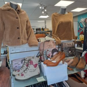 Vestes teddy et chaussures en boutique
